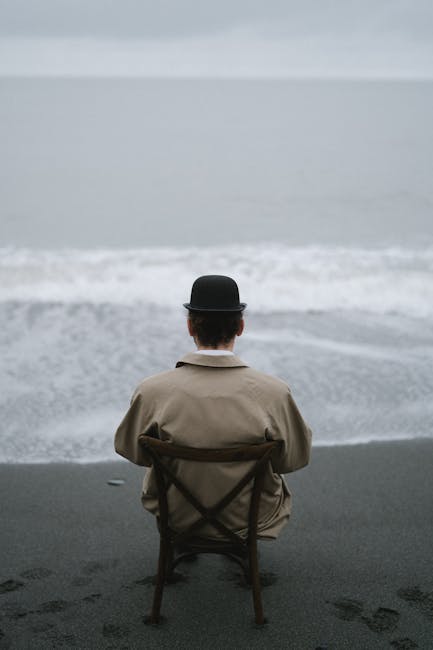 Женщины общаются за столом в кафе