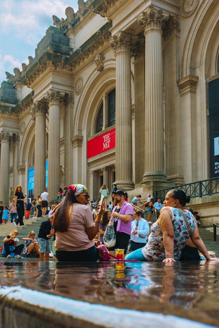 Әйелдер кафеде үстел айналасында әңгімелесуде